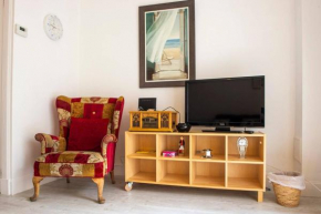 Beach Hideaway With Free Private Parking space